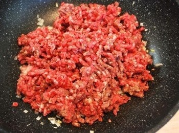 step2: 加入蒜末與牛絞肉，翻炒至牛肉變色