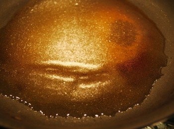 step2: 四周開始出現琥珀色糖漿時，輕提鍋子以繞圓圈的方式煮至糖粒全部融化，切勿煮過頭至焦黑