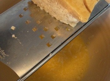 step2: 在大碗中，加入預先混合好的芝士蛋液： 
全蛋打勻, 加入parmigiano-reggiano, 或pecorino芝士碎, 黑胡椒碎撈勻。