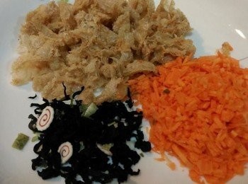 step1: 豆皮乾切成粹，紅蘿蔔切成細末，海芽乾的材料備用。