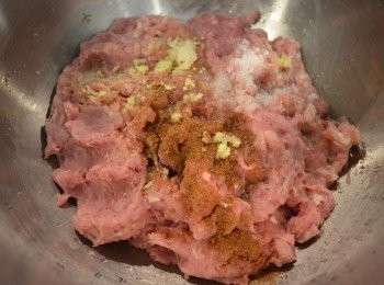 step3: 將剁好的肉泥加入所有調味料充分拌均。（以順一方向拌勻）
