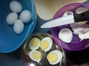 step2: 雞蛋烚熟後去殼切開兩邊待用.