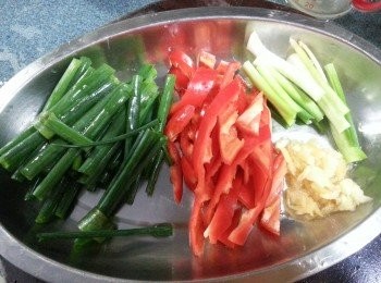 step2: 紅辣椒切開去籽斜切條.蔥切段分開蔥白,蒜頭切碎