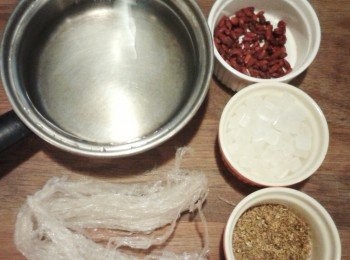 step1: 預備所需材料，枸杞桂花用熱水熟10分鐘，瀝乾水份備用