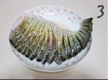 step3: 切好的魚均勻抹上鹽，再灑上料酒，醃15分鐘