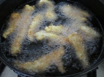 step5: 雞柳炸至金黃色，即可起鍋。