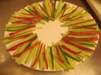 step3: 步驟3取一盤子將小黃瓜絲和辣椒絲排盤備用