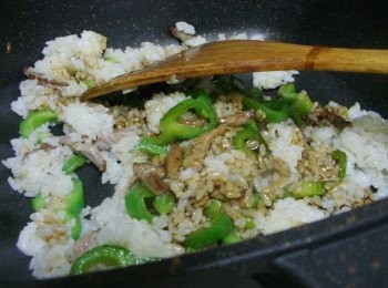 step6: 最後加入所有<span class="group_3">調味</span>將飯粒及配料炒至喜好程度即可