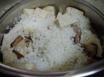 step8: 及洗淨的米粒和適量的水(一般煮粥ˊ米和水比例為1:6)