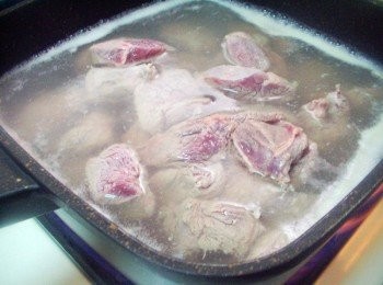 step1: 準備一適合湯鍋ˊ放入酌量水煮滾ˊ將切塊好牛腱肉快速汆燙備用