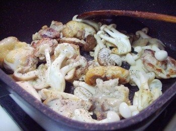 step4: 加入少許海鹽和黑胡椒粒<span class="group_3">調味</span>