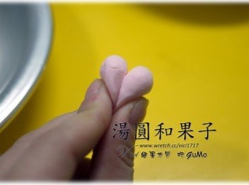 step1: 愛心湯圓： 1.取二顆小湯圓 2.如下圖把尾部壓緊在一起 3.微調一下心的角度 4.水滾下鍋煮至浮起即可