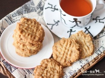 step9: 若不喜歡黑胡椒香氣，可以酌量減少，或是略過不用，做成單純的蜂蜜胡桃餅乾:)