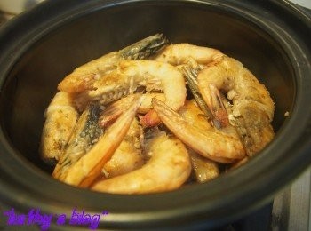 step5: 先燒熱個煲，然後將所有蝦放落去~
