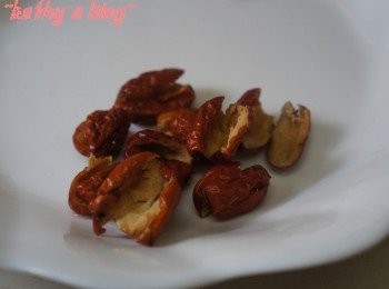 step2: 紅棗記得要去核，如果唔係就係好燥熱啦~