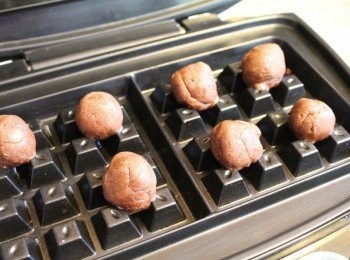 step5: 預熱鬆餅機, 將鬆餅球間隔的放入鬆餅機