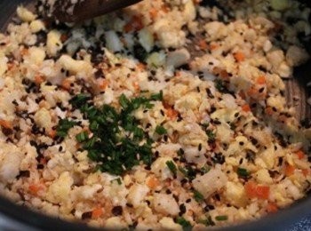 step2: 翻炒的過程中, <span class="group_1">食材</span>會越炒越乾鬆. 材料都炒熟後用適量鹽巴/黑胡椒調味, 起鍋前加入細蔥/黑白芝麻