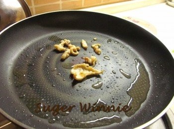 step4: 鍋中放雞油脂.雞皮煎到出油撈起