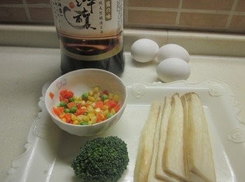 step1: 備齊材料,杏鮑菇切長片,蛋打散加入味全淬釀醬油露2小匙.香油1小匙備用(鹹度視個人口味調整)