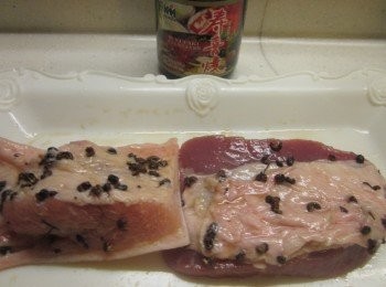 step3: 五花肉洗淨加入穀盛壽喜燒1大匙.米酒及花椒塩醃一夜