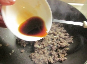 step5: 加入作法2.醬汁稍拌,試味道如果不夠鹹可加少許塩