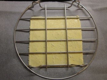 step3: 將作法2.移到烤盤上,上面可再墊個烤架,防止酥皮膨起,放烤箱以190度烤約13分鐘(各家烤箱温度不同,烤約10分鐘觀察酥皮烘烤狀況)