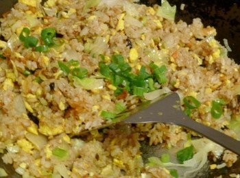 step4: 加入牛頭牌沙茶炸醬翻炒均勻，頓時立刻香味四溢，再加入鹽、糖、胡椒粉調味翻炒，最後放入生菜，蔥綠、香菜略為拌炒及關火盛盤