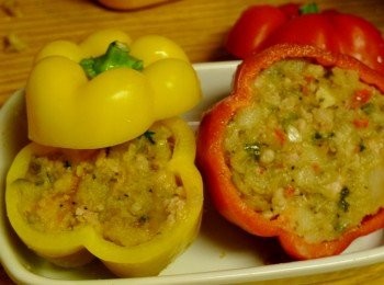 step7: 將色澤鮮豔的彩椒1/4蒂頭部分切下備用，挖除內膜與籽，將步驟6的<span class="group_2">薯泥肉醬</span>填滿彩椒