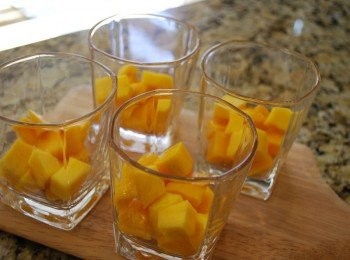 step1: 芒果去皮切丁，取比較完整丁狀部份(約200g)，放進模型/玻璃杯裡