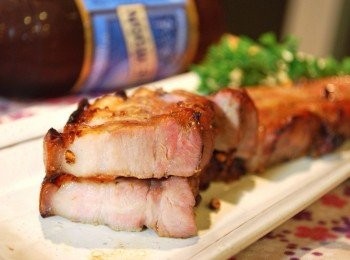 step7: 【烤箱版<span class="group_1">鹽麴鹹豬肉</span>】一樣先醃2天，烹調前將五花肉上的醃料抹掉，於400℉/200℃烤箱中烤約30分鐘，至表面金黃、豬皮呈現酥脆顆粒狀即可。