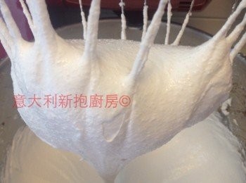 step1: Pavlova由兩部份組合，Meringue法國蛋白餅，進食之前, 加上鮮打忌廉, 士多啤梨，紅苺，熱情果。
Meringue 法國蛋白餅：
蛋白用快速打至70%企身後，一邊打蛋白，一邊慢慢地倒入白砂糖，之後加入cornstarch，白醋, vanilla essence , 打至完全企身。