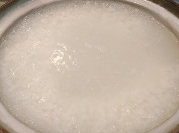 step2: 砂鍋裡先開水煮滾，拿下米飯倒入砂鍋開中火去煮，煮到米飯慢慢變糊時候。