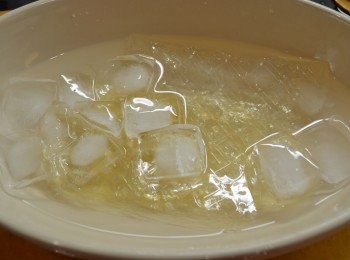 step1: 先將吉利丁（魚膠片） 用冰水泡軟。