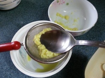 step2: 薑用刀仔刮去皮,磨出3湯匙汁液,隔去渣備用
