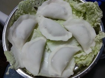 step13: 放粉果於菜葉上,大火蒸10分鐘即可