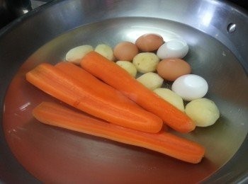 step4: 薯仔批皮.甘筍批皮,雞蛋,三樣一起用滾水烚30分鍾灘凍待用