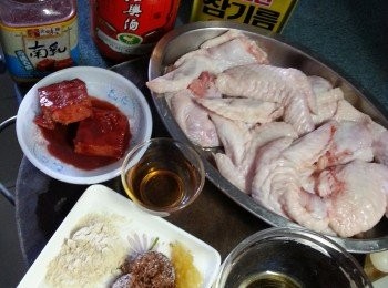 step3: 用醃雞料醃<a href="https://bit.ly/3zHU5V3" target="_blank" data-keyword="雞翼" class="guide-link"><strong>雞翼</strong></a> <span style="display:inline-block;vertical-align:middle;margin-top:-3px;color:initial;border-radius:3px;padding:2px 3px;font-size:12px;line-height:14px;background:#87d300;color:#fff;">即買</span> 30分鐘以上