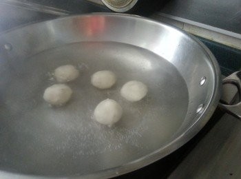 step13: 將糯米湯圓放入滾水中煮到湯圓浮面