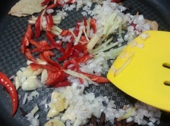 step6: 再加入紅辣椒炒勻