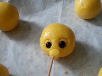 step15: 再加上眼珠,再加上豬鼻(搽些少蛋漿軾按實)(用牙籤插入做鼻洞)