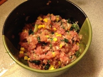 step4: 將豬肉碎, 粟米, 白菜碎放入大碗, 加入麻油後攪勻