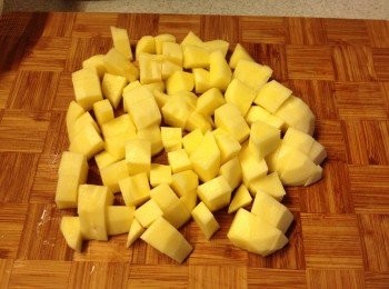 step1: 薯仔去皮切粒，滾水煮至軟身