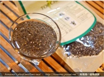 step2: 1湯匙的奇亞籽放入開水中，攪拌一會，浸泡10分鐘。