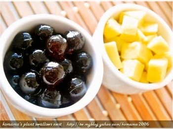 step3: 將蒸熟的地瓜塊再分切成小塊狀，將黑木耳QQ圓(黑糖口味)至容器中倒出。