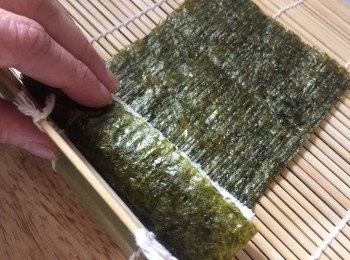 step7: 將紫菜放在壽司竹蓆上，然後放上方包卷。