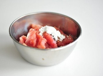 step2: 牛肉放入醃料，醃大約15分鐘