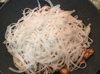 step4: 再加入濾乾的寬河粉拌炒。