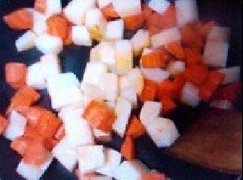 step2: 土豆胡蘿蔔去皮切小塊，放少許油炒一下，盛盤備用。（聞到香香的土豆味，表面有金黃色了就可以了）