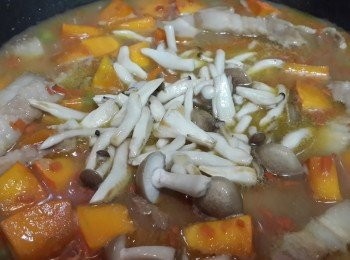 step7: 加入鴻喜菇拌勻即可(水份不需大滾過)