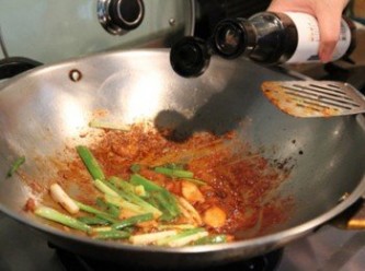 step3: 利用煸五花肉的油脂將蔥段與薑片爆香，倒入豆腐乳炒香，再倒入醬油、米酒、糖將肉片炒出香氣後熄火。